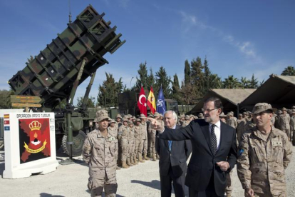 Mariano Rajoy durante la visita que ha realizado este domingo al contingente de 150 militares españoles en la base turca de Adana, a unos 150 kilómetros de la frontera siria.-EFE / DIEGO CRESPO