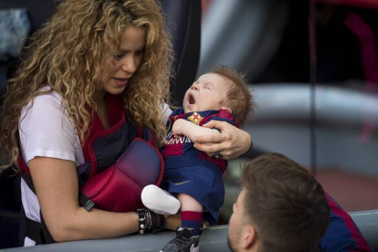 Shakira, Sasha y Piqué, en el Camp Nou.-Foto: JORDI COTRINA