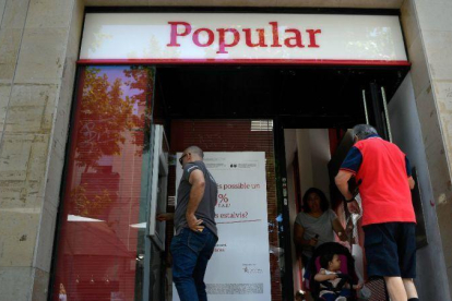 El Popular recupera junto al Santander su negocio de tarjetas en España y Portugal, tras venderlo a WiZink entre 2014 y 2016.-LLUÍS GENÉ (AFP)