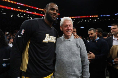 Lebron James, junto al expresidente estadounidense Bill Clinton, este jueves en Nueva York.-MIKE STOBE / GETTY IMAGES/ AFP