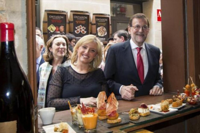 El presidente del Gobierno en funciones, Mariano Rajoy, con una simpatizante, en una visita a Logroño.-EFE / RAQUEL MANZANARES