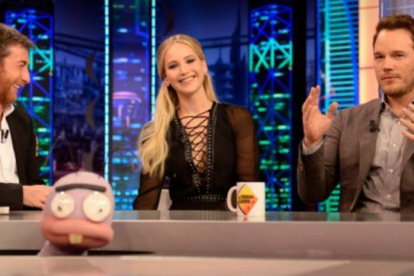 Jennifer Lawrence, entre Pablo Motos y Chris Pratt, el jueves, en un momento de 'El hormiguero'.-ATRESMEDIA