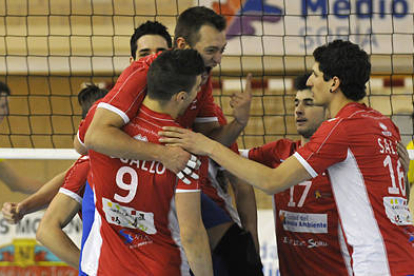 Los jugadores del CMA celebran uno de los puntos de la victoria ante Ibiza. / Diego Mayor-
