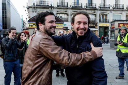 Pablo Iglesias y Alberto Garzón, en la Puerta del Sol, donde han anunciado el acuerdo de coalición entre Podemos e IU.-