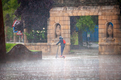 Lluvias intensas en la capital. MARIO TEJEDOR