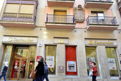 Exterior de una oficina bancaria en la capital.-VALENTÍN GUISANDE