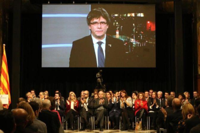 Carles Puigdemont interviene a través de videoconferencia en el acto de presentación del Consell per la República, en el Palau de la Generalitat.-ELISENDA PONS