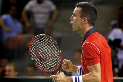 Roberto Bautista celebra un punto en Cluj.-EFE / ROBERT GHEMENT