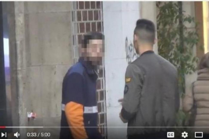 Captura del vídeo de la agresión al youtuber MrGranBomba por parte de un repartidor al que llamó caranchoa.-EL PERIÓDICO