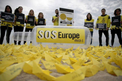 Activistas de Amnistía Internacional denuncian en la playa de Sant Sebastià de Barcelona las muertes de migrantes en el Mediterráneo.-Foto: EFE