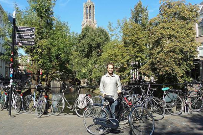 Guillermo Molina rodeado de bicicletas en Utrecht-