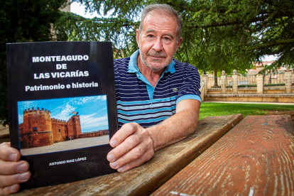 Antonio Ruiz con su libro sobre Monteagudo de las Vicarías