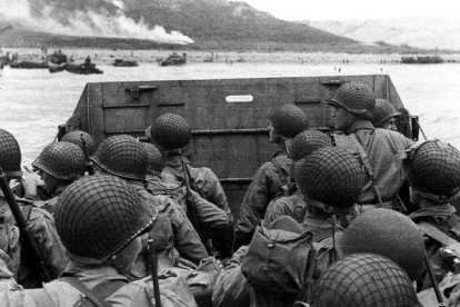 Un grupo de soldados estadounidenses se aproxima a la playa de Omaha, durante el desembarco de Normandía.-ARCHIVO DEL EJÉRCITO DE EEUU (REUTERS)