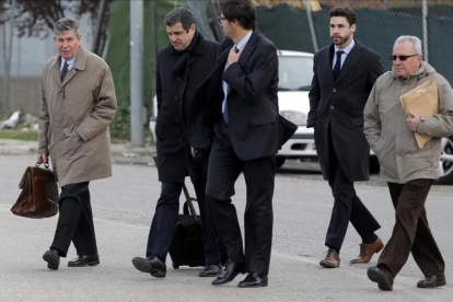 El exalcalde de Santa Coloma de Gramenet Bartomeu Muñoz a su llegada a la Audiencia Nacional con sus abogados.-JOSE LUIS ROCA