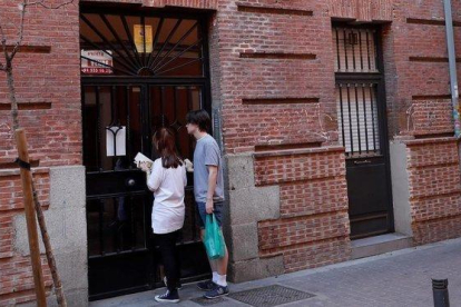 Fachada de la vivienda ubicada en el número 11 de la calle Tenerife, en el distrito de Tetuán de Madrid, donde fue encontrado el cadáver de una mujer con signos de violencia y lesiones de arma blanca.-CHEMA MOYA/EFE