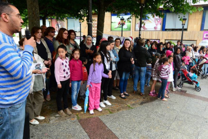 Concentración en  la plaza San Esteban por la muerte de Rachida Nour, en una imagen del martes.-ÁLVARO MARTÍNEZ