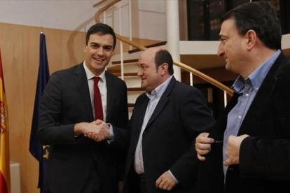 El líder del PSOE, Pedro Sánchez, se reunió el pasado sábado con el presidente del PNV, Andoni Ortuzar, y el portavoz peneuvista en el Congreso, Aitor Esteban.-JUAN MANUEL PRATS