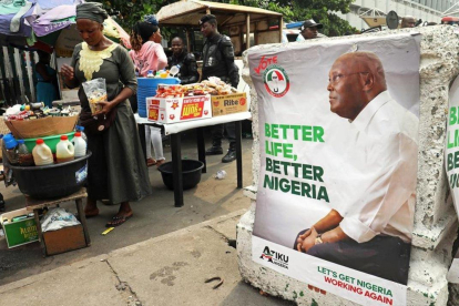 Póster electoral de Atiku Abubakar, líder del Partido Popular Democrático, en Lagos, Nigeria.-REUTERS