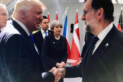 Donald Trump y Mariano Rajoy se saludaron en la cumbre de la OTAN de Bruselas, el pasado mes de mayo.-EL PERIÓDICO