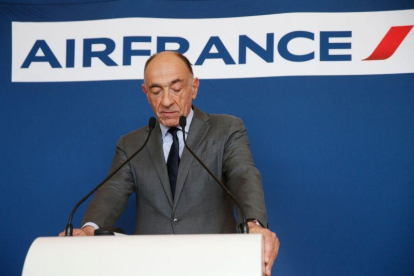 Jean-Marc Janaillac durante el anuncio de su dimisión como presidente de Air France-KLM.-GEOFFROY VAN DER HASSELT (AFP)