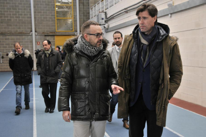 El presidente de la Federación Española de Atletismo, Raúl Chapado, junto al gerente del Caep Soria, Ramón Martínez, durante su visita a las instalaciones sorianas.-VALENTÍN GUISANDE