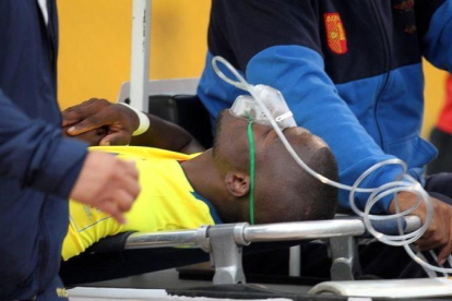 Enner Valencia mientras es colocado en la ambulancia-REUTERS / GUILLERMO GRANJA