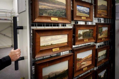 Uno de los grandes armarios, conocidos como ’peines’, donde se guardan cuadros en el almacén del Prado.-JOSÉ LUIS ROCA
