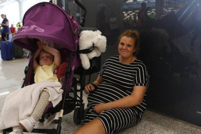 Zara Hepplewhite acuna a su bebé en el aeropuerto de Son Sant Joan.-ENRIQUE CALVO