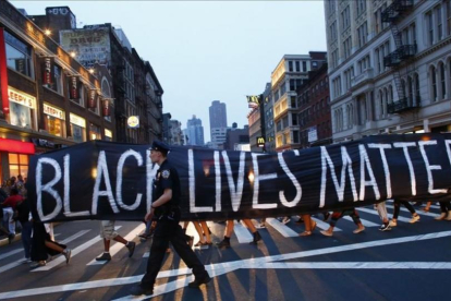 Un policía patrulla durante una protesta en apoyo del movimiento Black Lives Matter, en Nueva York, este sábado.-AFP / KENA BETANCUR