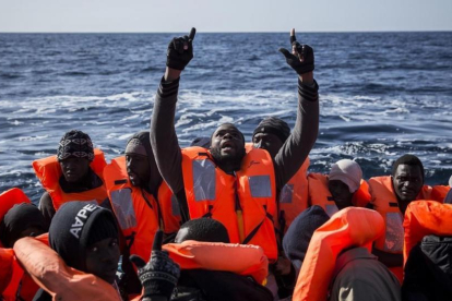 Inmigrantes subsaharianos reaccionan tras ser rescatados por integrantes de Proactiva Open Arms, en el Mediterráneo central, el 12 de enero del 2017.-AP / OLMO CALVO