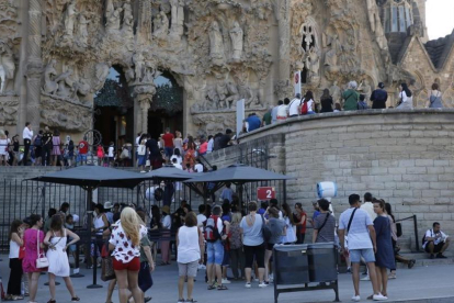 Turistas en las inmediaciones de la Sagrada Familia-ALVARO MONGE