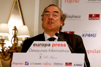 El presidente de la CEOE, Juan Rosell, durante la conferencia que ha dado este miércoles.-JUAN MANUEL PRATS