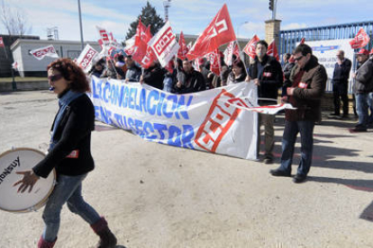Los empleados de Torraspepel durante la manifestación de ayer enfrente de la empresa. / ÚRSULA SIERRA-