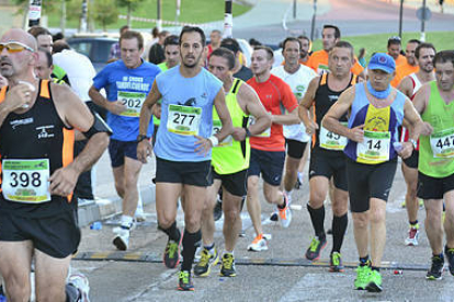 Varios corredores durante la Media Maratón de Soria del año pasado. / DIEGO MAYOR-