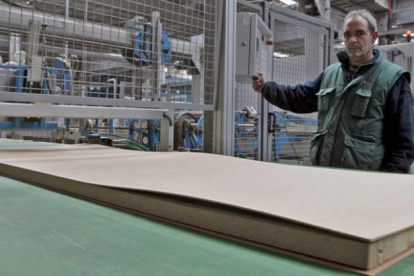 Uno de los empleados trabaja en la fabricación de una de las puertas de Norma Doors en las instalaciones ubicadas en San Leonardo de Yagüe.-HDS