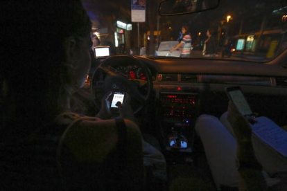 Una conductora particular presta un servicio de transporte gestionado mediante la aplicación de Uber, el pasado junio en Barcelona.-Foto: JULIO CARBÓ