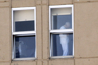 Un paciente en la ventana del Hospital Santa Bárbara ayer. luis ángel tejedor