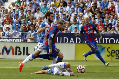 Messi se va de dos contrarios, con Neymar al fondo, durante el Leganés-Barça del pasado sábado a la una de la tarde.-JUAN MANUEL PRATS