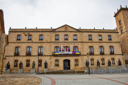 Sobre estas líneas, fachada principal de la Diputación Provincial de Soria. MARIO TEJEDOR