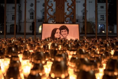 Homenaje en Bratislava al periodista Jan Kuciak y su prometida, Martina Kusnirova, tras ser asesinados.-MATEJ KALINA (EFE)