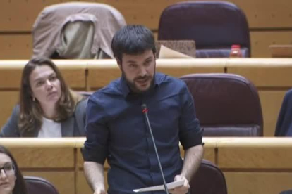 El senador de ERC Bernat Picornell lee la letra de 'El rei Borbó', del rapero Valtonyc, en la sesión de control en el Senado.-