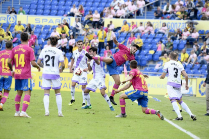 Escassi, expulsado en el partido del sábado, intenta controlar un balón ante un rival de Las Palmas.-HDS