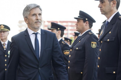 El ministro del Interior, Fernando Grande-Marlaska, pasa revista a una unidad del Cuerpo Nacional de Policía en Valencia en septiembre pasado.-MIGUEL LORENZO