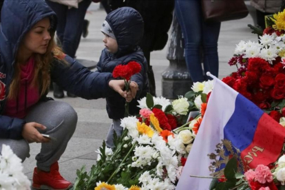Flores en recuerdo a las víctimas del atentado en el metro de San Petersburgo.-REUTERS