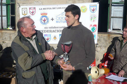 aguado recoge el trofeo de campeón de Castilla y León-