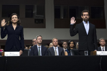 Sheryl Sandberg, jefa de operaciones de Facebok, y Jack Dorsey, CEO de Twitter, en la comisión del Senado, este miércoles-JOSÉ LUIS MAGANA (AP PHOTO)