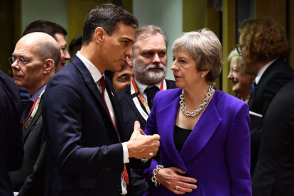 El presidente del Gobierno, Pedro Sánchez, y la primera ministra británica, Theresa May.-BEN STANSALL (AFP)