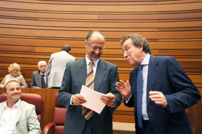 El consejero de Presidencia, José Antonio de Santiago Juárez, conversa con el portavoz de Ciudadanos, Luis Fuentes, en el debate de investidura del candidato a la Junta de Castilla y León-Ical