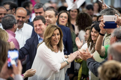 La presidenta de Andalucía y candidata a la Secretaría General del PSOE, Susana Díaz, acompañada por el secretario general del partido en Castilla-La Mancha, Emiliano García-Page, a su llegada a un acto con militantes celebrado hoy en Toledo.-EFE