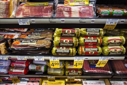 Vista de una alacena repleta de salchichas y bacon precocinado en un supermercado de Washington, Estados Unidos hoy 26 de octubre de 2015. a Organización Mundial de la Salud (OMS) alertó hoy de que comer carne procesada como salchichas, embutidos o prepar-EFE/Jim Lo Scalzo